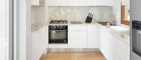 Réfrigérateur, four à micro-ondes, un four, surface de cuisson