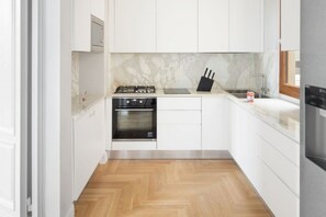 Køleskab, mikrobølgeovn, ovn, kogeplade