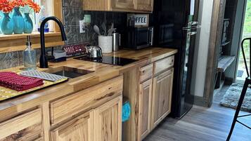 Réfrigérateur, micro-ondes, plaque de cuisson, cafetière/bouilloire