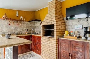 Microondas, parrilla de estufa, licuadora y utensilios de cocina