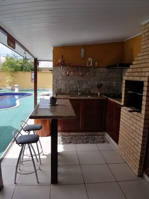 Microondas, parrilla de estufa, licuadora y utensilios de cocina 