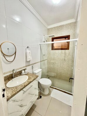 Ducha, secador de pelo, bidé y toallas