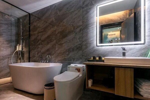 A modern bathroom with a freestanding bathtub, a vanity with a mirror, and a shower area. - Dream Island Hotel (Guangchang West Road Fuli Branch) (Lengshuijiang)