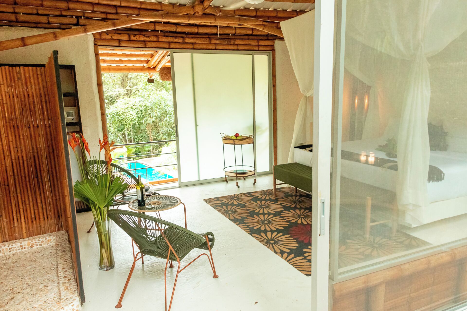 Ein Zimmer mit Blick auf einen Pool, einer Essecke mit Tisch und Stühlen sowie einer großen Schiebeglastür, die nach draußen führt.