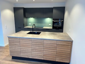 Apartamento | Cocina privada | Frigorífico grande, microondas, horno y placa de cocina