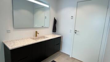 Apartment | Bathroom | Shower, rainfall showerhead, hair dryer, heated floors