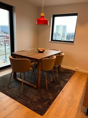 Apartamento | Cocina privada | Frigorífico grande, microondas, horno y placa de cocina
