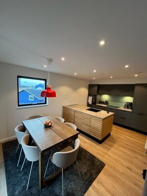 Full-size fridge, microwave, oven, stovetop - ATCON Downtown Apartments (Nuuk)