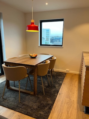 Apartamento | Cocina privada | Frigorífico grande, microondas, horno y placa de cocina