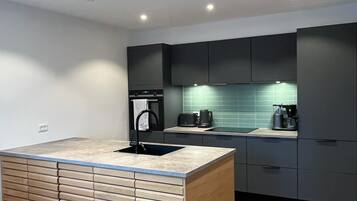 Apartment | Eigene Küche | Großer Kühlschrank, Mikrowelle, Ofen, Herdplatte