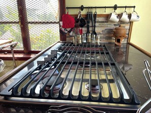 Microwave, oven, stovetop, dishwasher - a charming 1-bedroom loft in superb Castries with WiFi and garage parking (Castries)