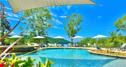 “Magnolia Overlook” Lakefront Resort Sleeps 90+! 2 Pools, Hot tubs, kayaks, etc!