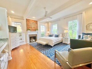 20 bedrooms, desk, iron/ironing board, free WiFi - “Magnolia Overlook” Lakefront Resort Sleeps 90+! 2 Pools, Hot tubs, kayaks, etc! (Cedar Bluff)