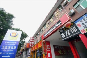 Un edificio de varios pisos con locales comerciales en la planta baja, incluyendo una comisaría y un centro de atención al cliente.