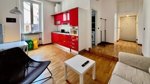 Un appartamento moderno con cucina, zona pranzo e soggiorno.