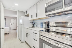 Fridge, microwave, oven, stovetop - Winter Rates! Oceanfront Suite w/ MesmerizingViews (Myrtle Beach)