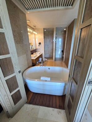 Shower, jetted bath, hair dryer, towels