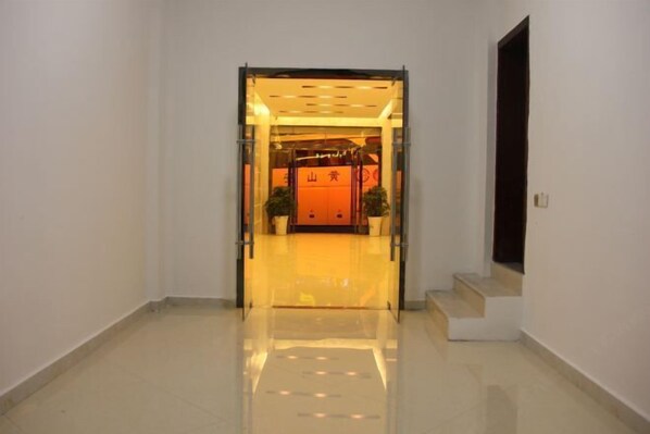 Interior - Wenquan Hostel (Yuexi)