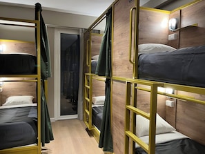 Gemeinsamer Schlafsaal, 1 Einzelbett, Terrasse | Zimmersafe, schallisolierte Zimmer, kostenloses WLAN, Bettwäsche
