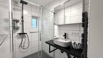 Dusche, Haartrockner, Handtücher, Seife