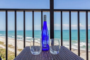 On the beach - Winter Rates! Oceanfront King Suite/Best Layout (Myrtle Beach)