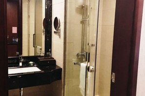 A modern bathroom with a glass shower enclosure, a black countertop sink, and a large mirror. - Kaiping Central Hotel (Kaiping Donghuicheng) (Kaiping)
