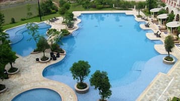 Hồ bơi ngoài trời