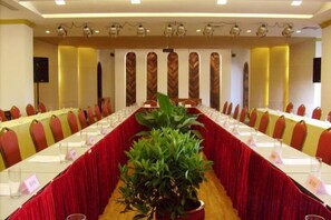 A conference room with a long table, chairs, and a potted plant. - Kaiping Central Hotel (Kaiping Donghuicheng) (Kaiping)