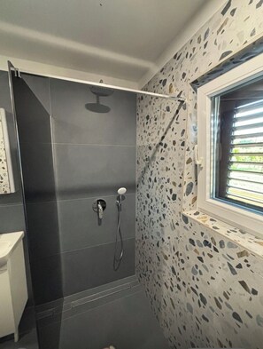 Dusche, Haartrockner, Handtücher, Seife