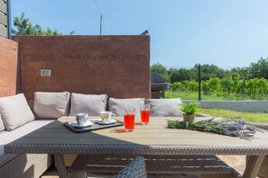 Outdoor dining - Ferienhaus Cerovci, Haus in der Natur. In der Nähe des Meeres und der Stadt (Labin)