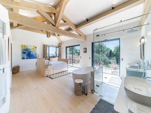 Beautiful Holiday Home With Pool