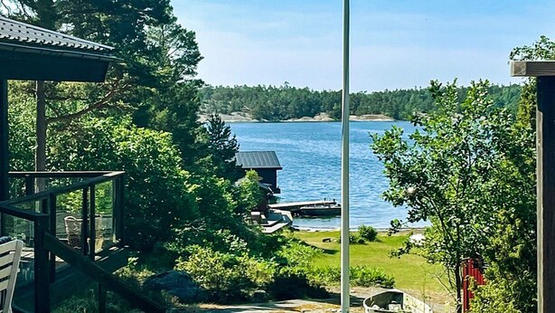 A lakeside property with a dock, a covered area, and a view of the water. - 5 Star Holiday Home in Haro (Harö)