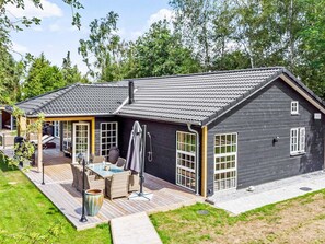 House | Outdoor dining - 5 Star Holiday Home in Vaeggerlose (Vaeggerlose)