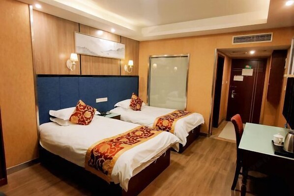 A hotel room with two beds, a desk, and a chair. - Meilin Hotel (Dongyang Yintai City store) (Dongyang)
