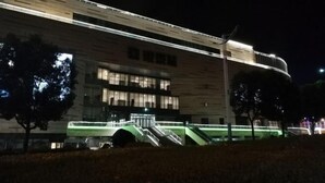 Un bâtiment moderne doté d’une entrée imposante et d’une galerie couverte.