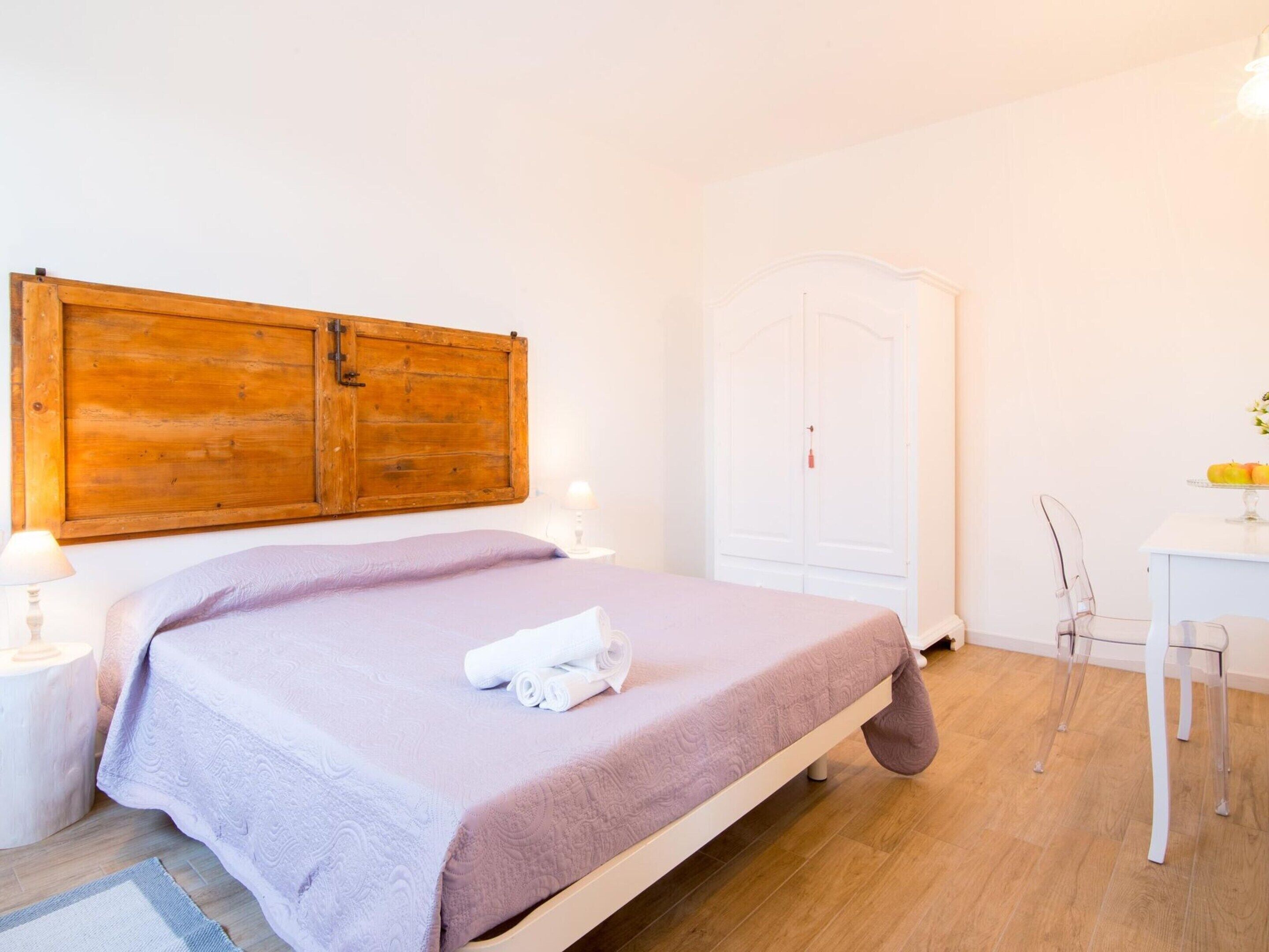 Une chambre à coucher comprenant un lit, une armoire, un bureau et une chaise.