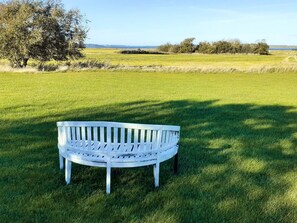 A white bench in a grassy field with trees in the background. - 4 Person Holiday Home in Hurup Thy (Hurup Thy)
