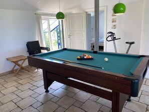 A pool table with a cue stick, a small folding chair, and a pool table cover. - 4 Person Holiday Home in Hurup Thy (Hurup Thy)