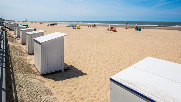A beach with several white beach huts and a sandy shoreline. - Apartment in Middelkerke Near Sandy Beach (Middelkerke)