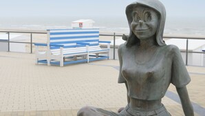 A statue of a seated woman with a bench in the background. - Apartment in Middelkerke Near Sandy Beach (Middelkerke)
