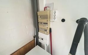 A room with a white wall, a wooden door, and a whiteboard with some writing. - 8 Person Holiday Home in Romo (Rømø)