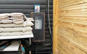 Een opslagruimte met tassen op een tafel en een bedieningspaneel.