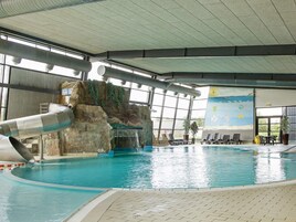 Una piscina techada, una piscina al aire libre
