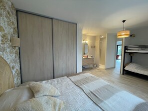 2 室のベッドルーム、デスク、旅行用ベビーベッド、WiFi (無料)