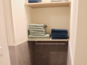 House | Bathroom - Modernized Holiday Home With Terrace (Munstergeleen)