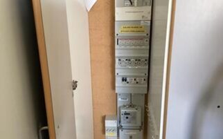 Un cuadro eléctrico con varios interruptores e indicadores, probablemente para controlar la iluminación o la energía.