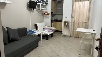 Economy-Dreibettzimmer, Kochnische, Blick auf den Innenhof | Verdunkelungsvorhänge, kostenloses WLAN