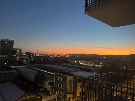 Fachada de la propiedad por la tarde o noche