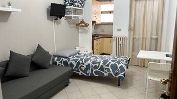 Habitación triple económica, cocineta, vista al patio | Cortinas blackout y wifi gratis