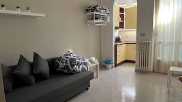 Habitación triple económica, cocineta, vista al patio | Cortinas blackout y wifi gratis